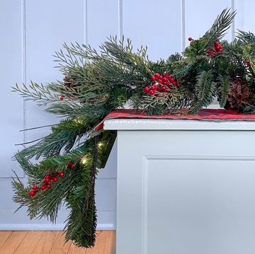 indoor christmas garland with berries