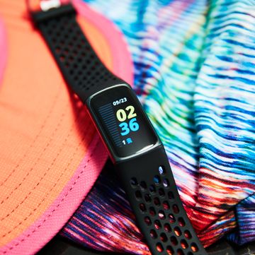 fitbit charge 5 with running hat and shorts fitbit charge 5 with running hat and shorts