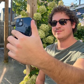 brandon holding iphone 13 mini brandon holding iphone 13 mini